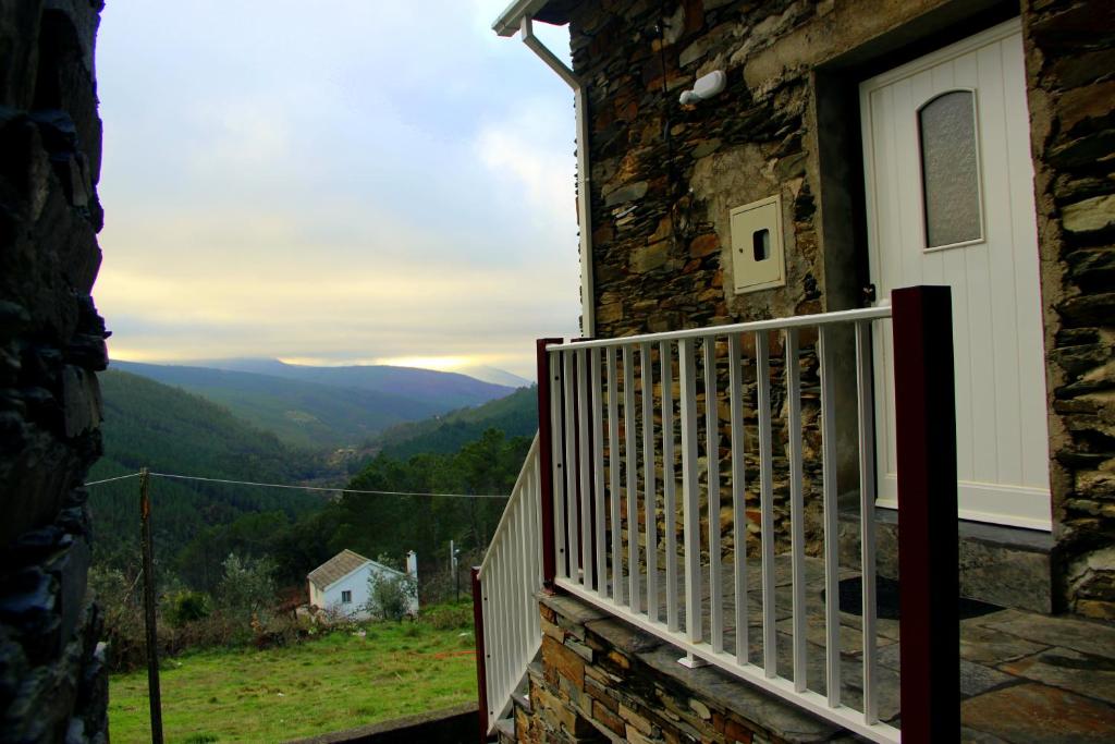 uma varanda de um edifício com vista para as montanhas em Casa do Avô em Vasco Esteves de Baixo