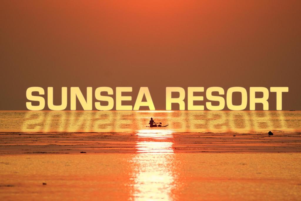 Sunsea Resort في Baan Khai: غروب الشمس على الشاطئ مع كلمة منتجع sunesa