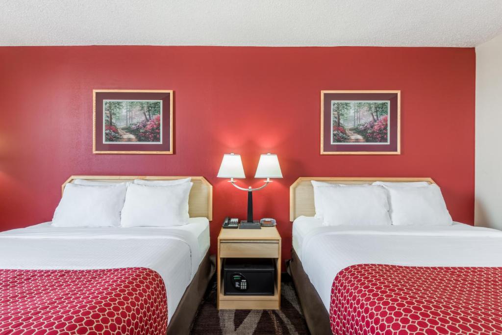 Postel nebo postele na pokoji v ubytování Days Inn by Wyndham Gillette