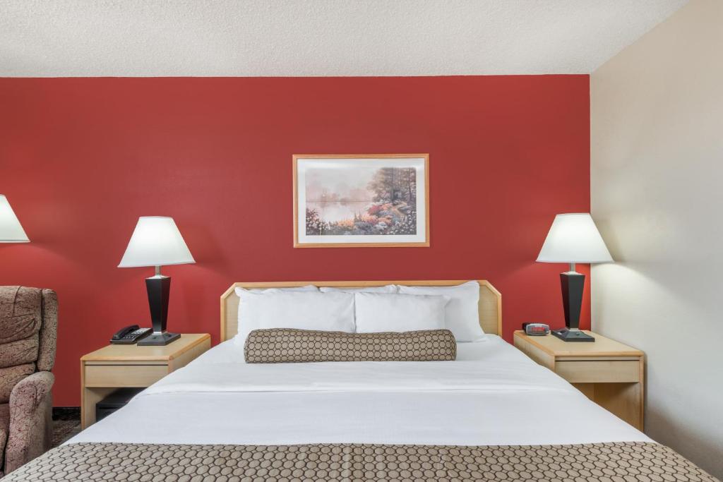 Postel nebo postele na pokoji v ubytování Days Inn by Wyndham Gillette
