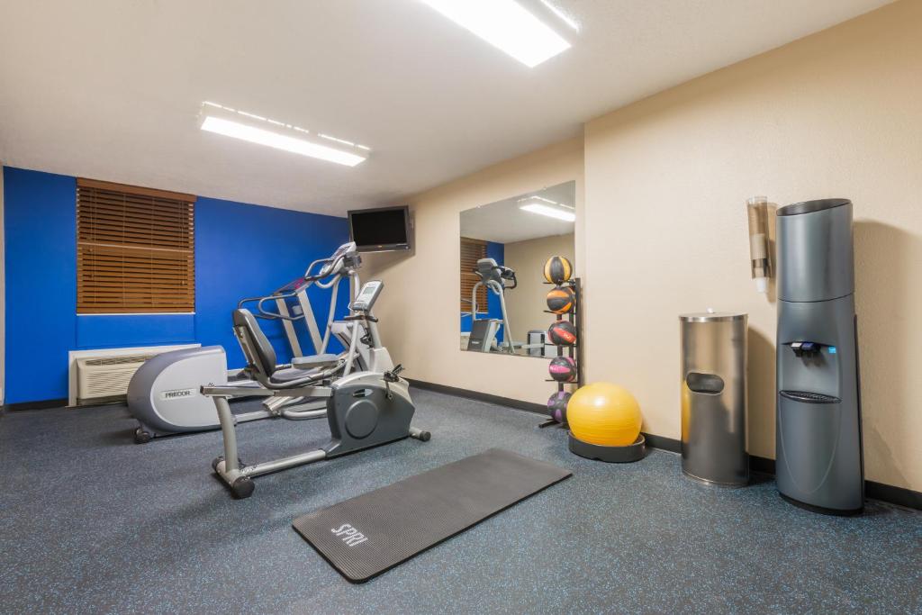 Fitness centrum a/nebo fitness zařízení v ubytování Days Inn by Wyndham Gillette