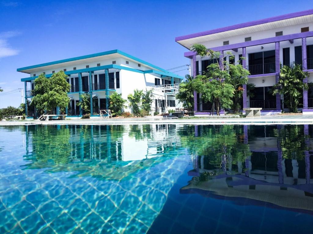 una piscina frente a un edificio en Menam Resort, en Nakhon Pathom