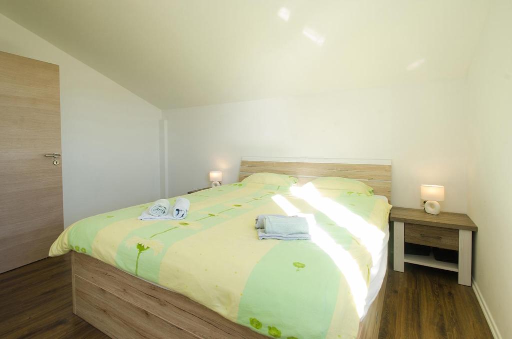 Posteľ alebo postele v izbe v ubytovaní Apartman Korina