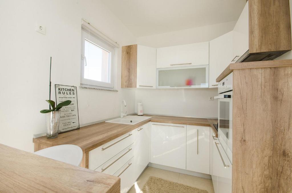 Kuchyňa alebo kuchynka v ubytovaní Apartman Korina