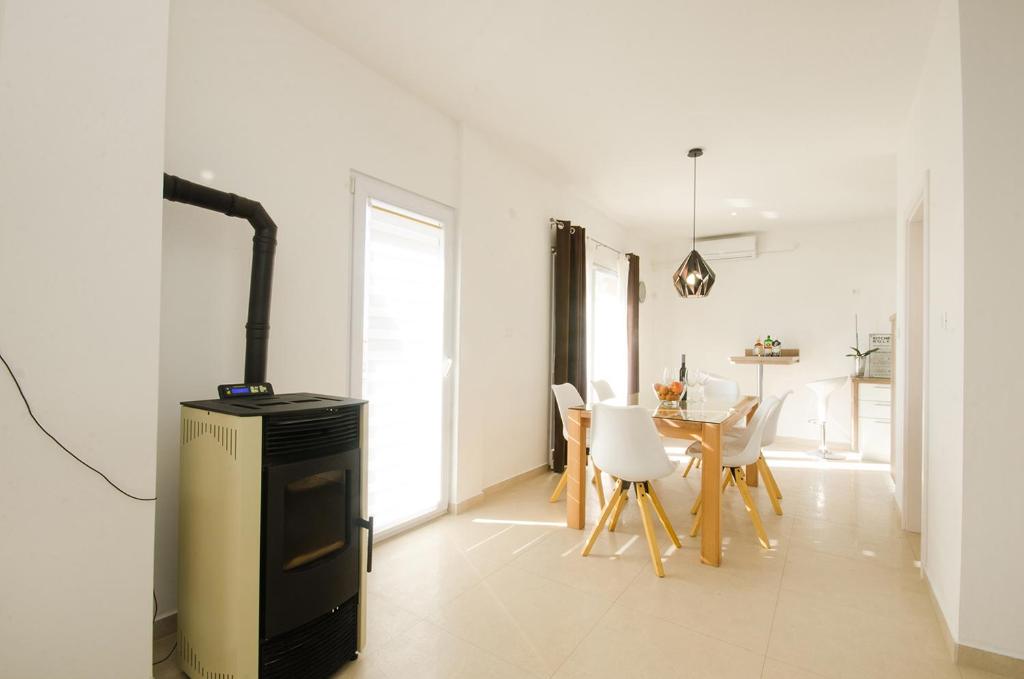 Televízia a/alebo spoločenská miestnosť v ubytovaní Apartman Korina