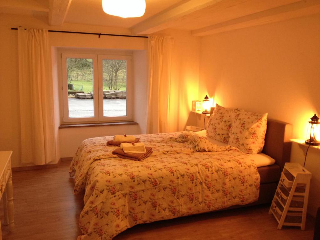 a bedroom with a bed with a teddy bear on it at Bed and Breakfast 57 in Asuel
