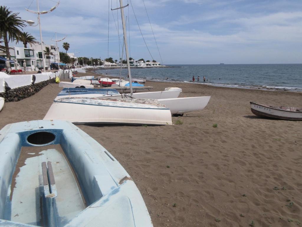 プラヤ・オンダにあるLa Barquita by the Beachの海岸に座る船団