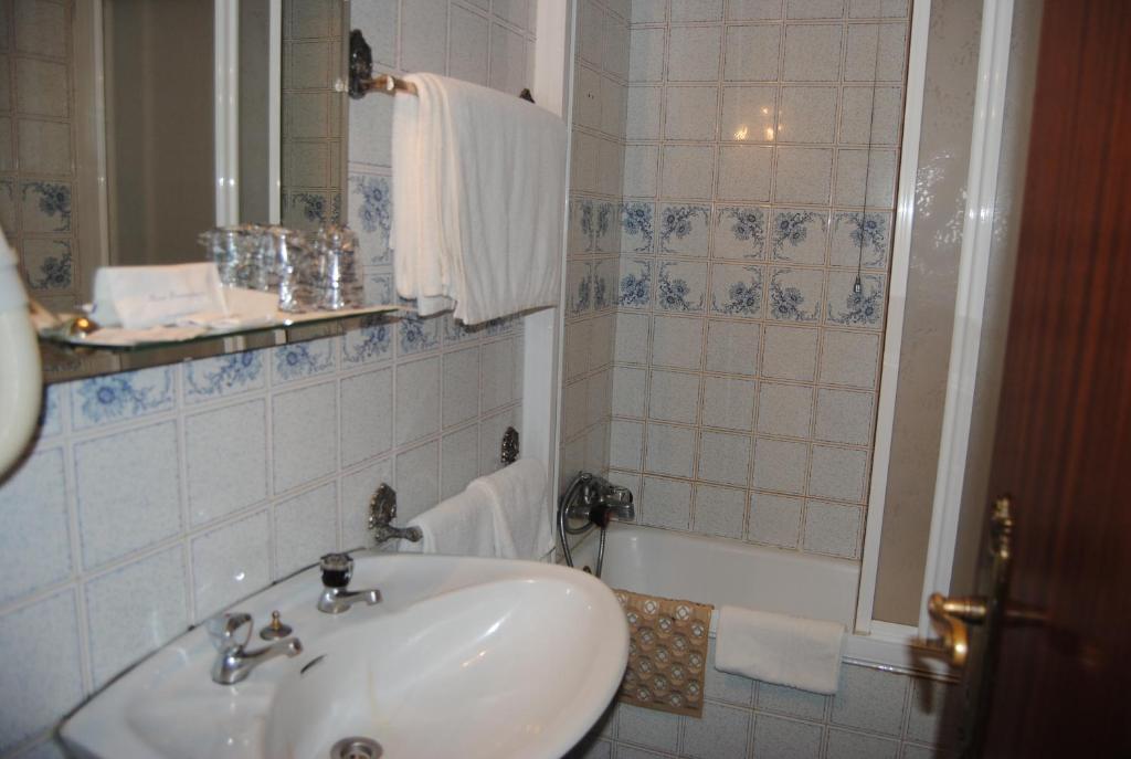 Hotel Peninsular- Porto - Resim 44