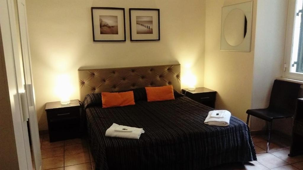 una camera da letto con un letto e due asciugamani di Marvi Hotel a Roma