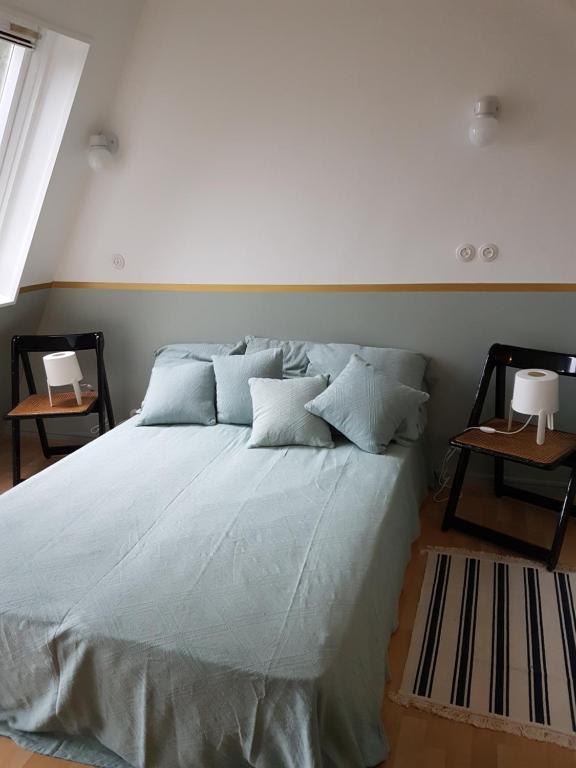 ドーヴィルにあるAppartement de charme vue merのベッドルーム(青い枕の大型ベッド1台付)