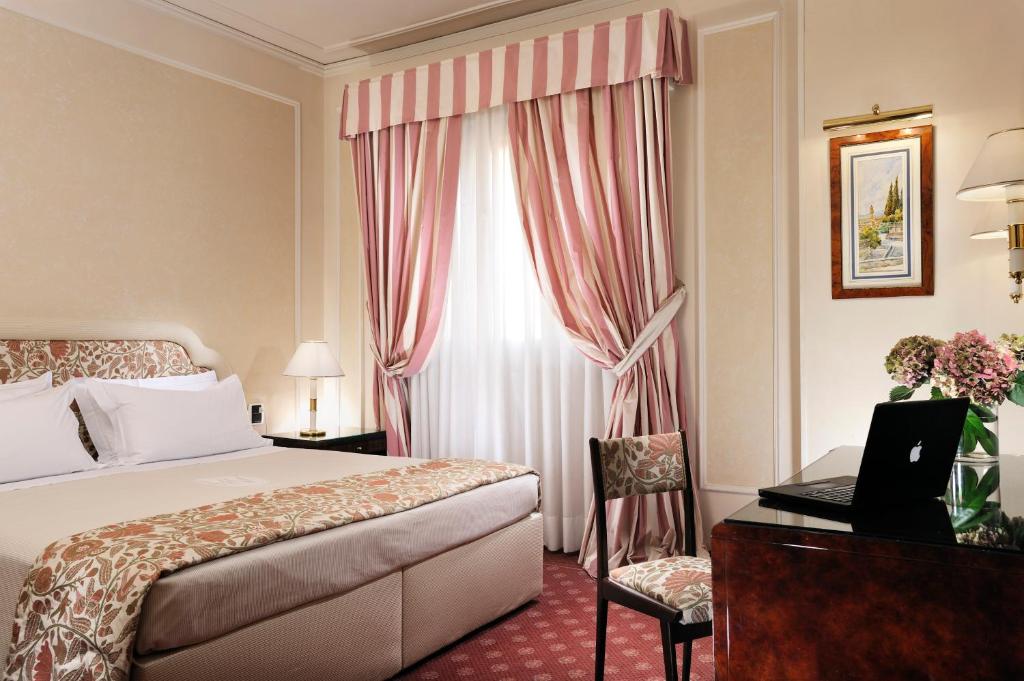 Łóżko lub łóżka w pokoju w obiekcie Hotel De La Ville