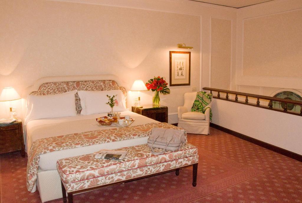 Łóżko lub łóżka w pokoju w obiekcie Hotel De La Ville