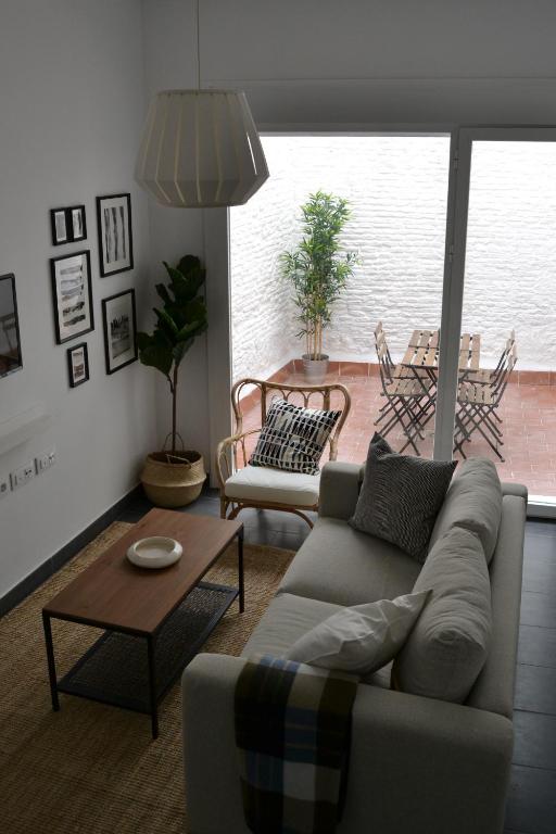 sala de estar con sofá y mesa en Tu Patio en Sevilla, en Sevilla