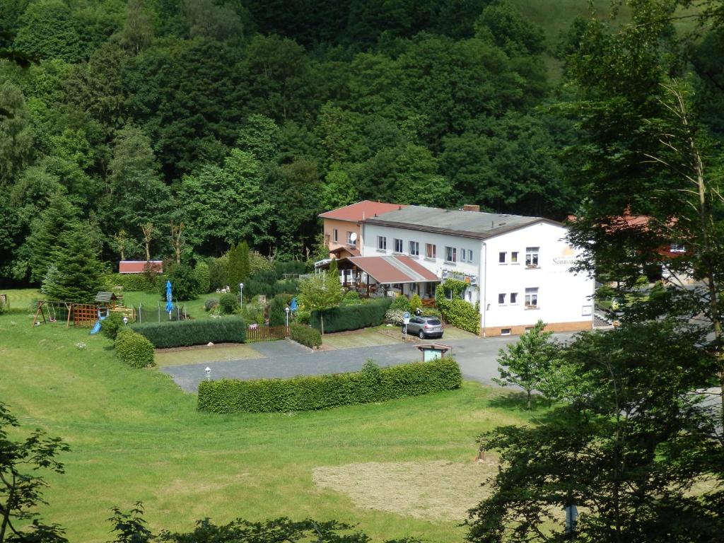 - une vue aérienne sur une maison et une cour dans l'établissement Hotel und Gasthof "Sonneneck", à Schalkau