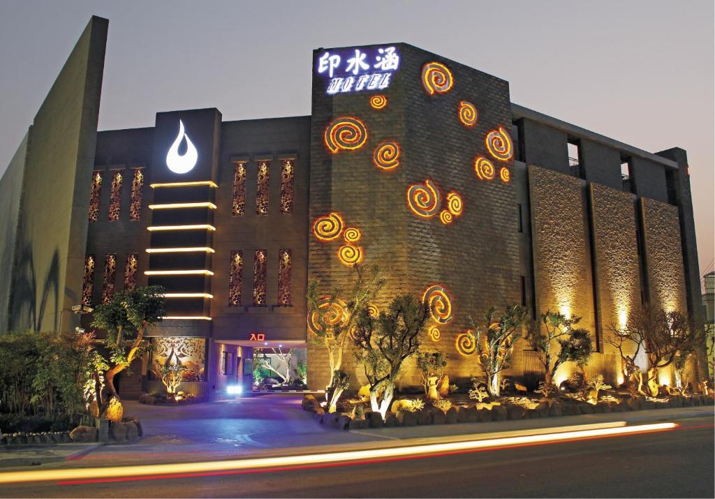 um edifício com um sinal na lateral em Yin Shui Han Motel em Hu-nei