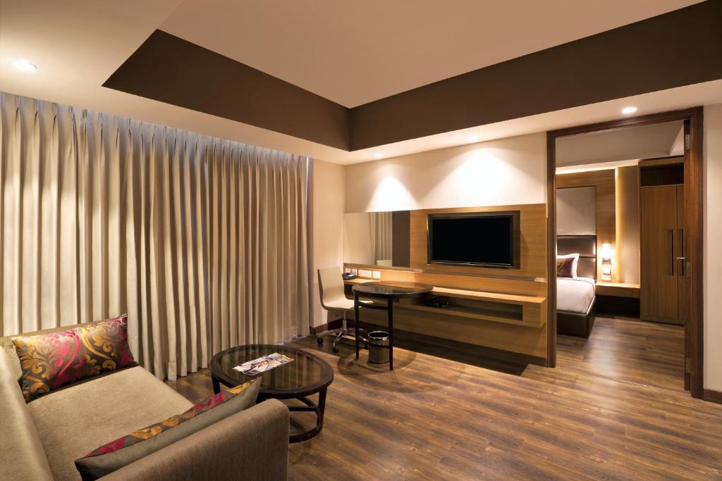 TV a/nebo společenská místnost v ubytování Lemon Tree Hotel, Sector 68, Sohna Road, Gurugram