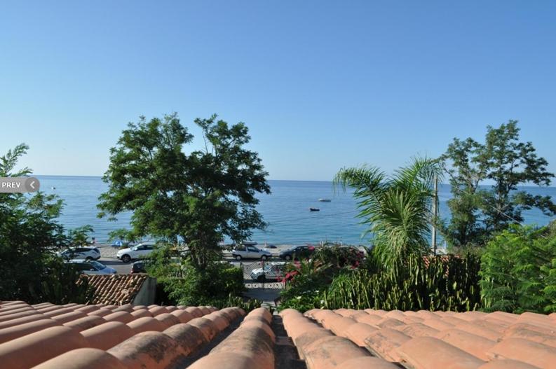 vista sull'oceano dal tetto di una casa di Villa Calidea a Bova Marina