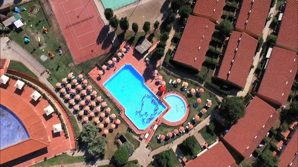 an overhead view of a swimming pool in a resort at Villaggio Mare Si in Follonica