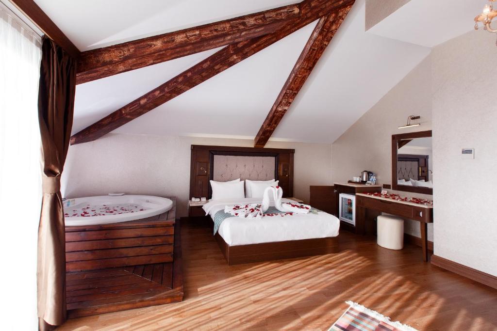 Postel nebo postele na pokoji v ubytování Sera Lake Resort Hotel Spa & Aparts