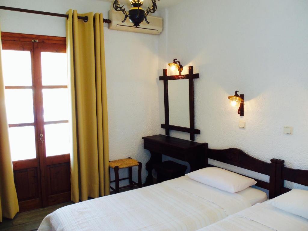 Postel nebo postele na pokoji v ubytování Alexandros Hotel
