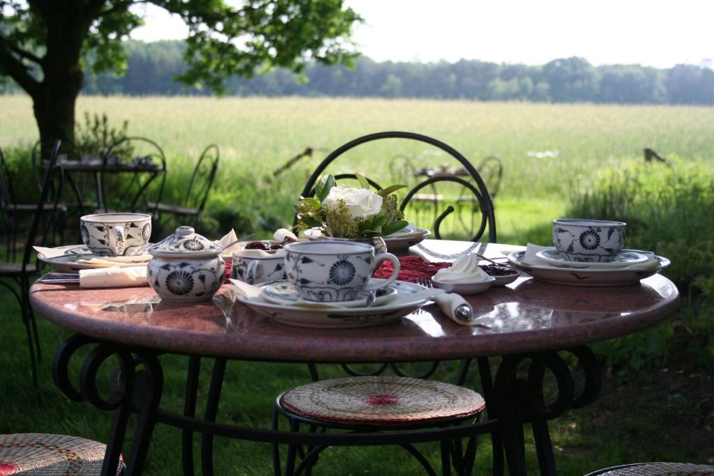 een tafel met theekopjes en schotels erop bij Op 't Oorbeck in Enschede