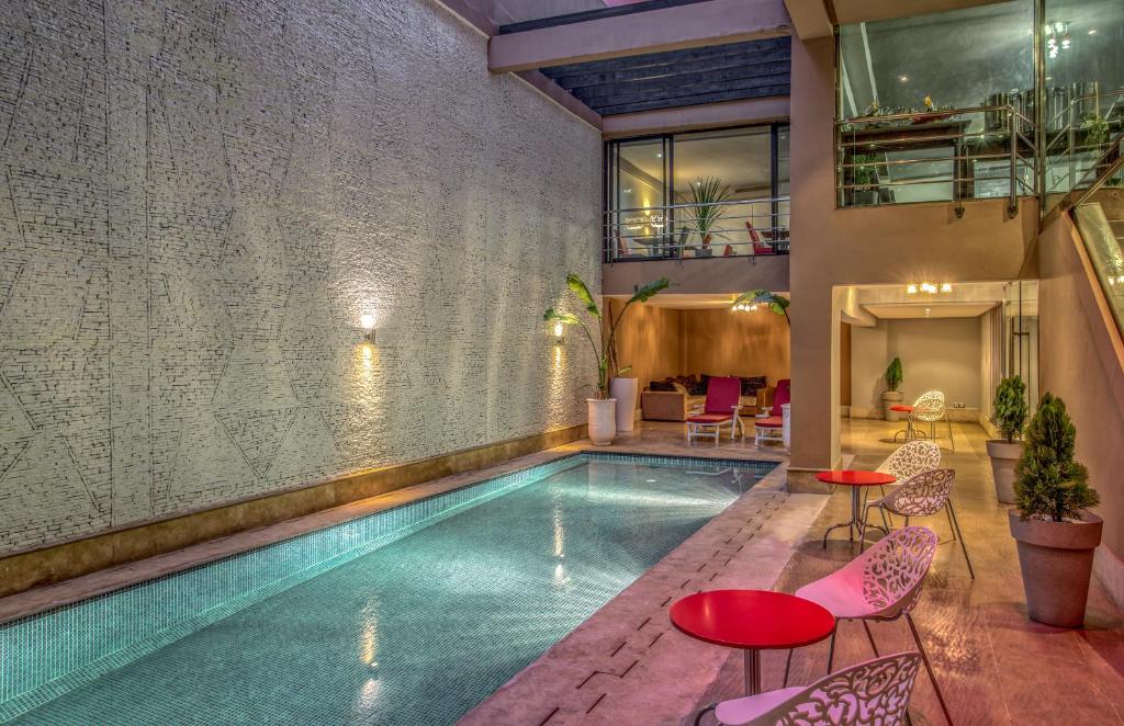 Bazén v ubytování Yaad City Hotel nebo v jeho okolí