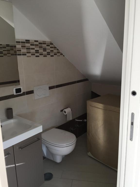 mała łazienka z toaletą i umywalką w obiekcie Villa Asia Holiday Home w mieście SantʼAgata sui Due Golfi
