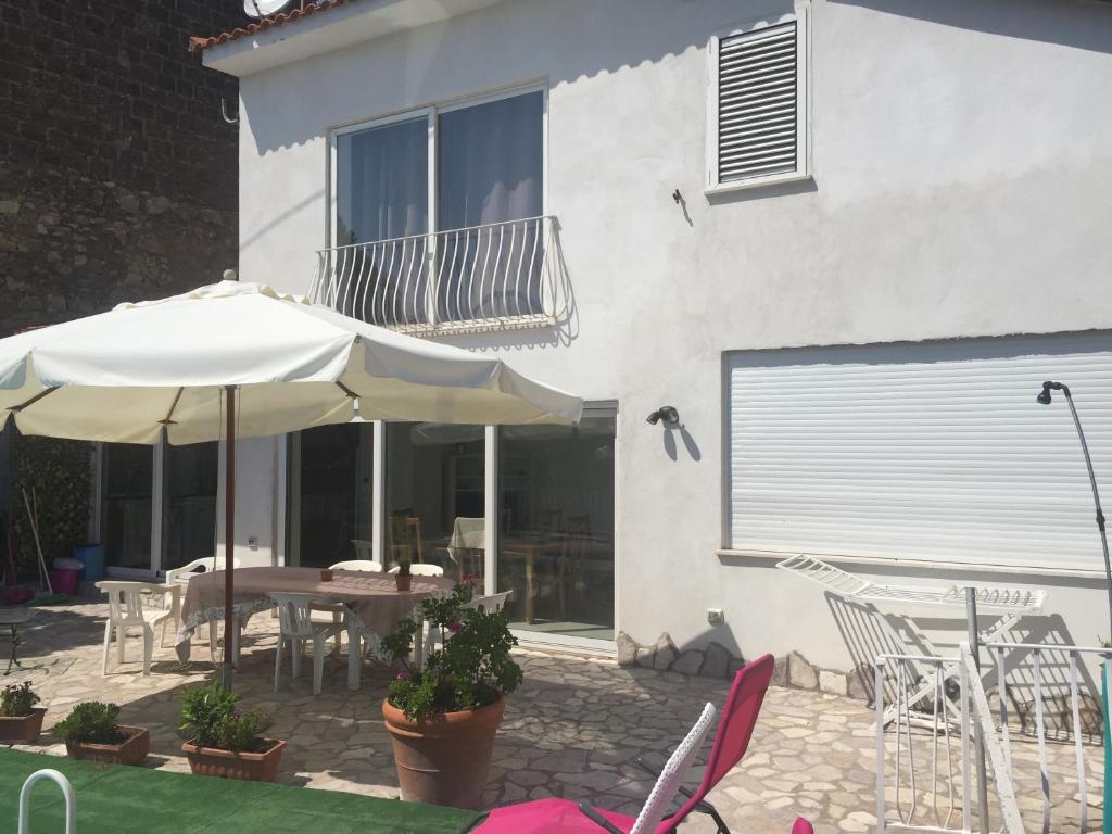 Patio lub wspólna przestrzeń na świeżym powietrzu w obiekcie Villa Asia Holiday Home