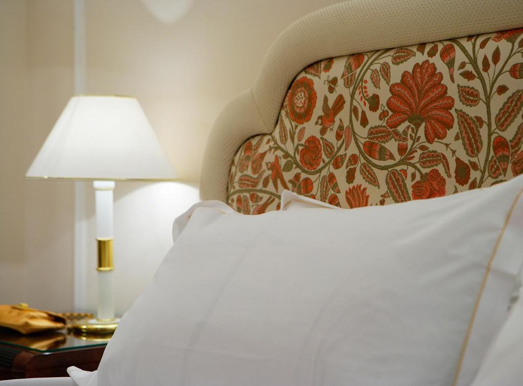 Łóżko lub łóżka w pokoju w obiekcie Hotel De La Ville