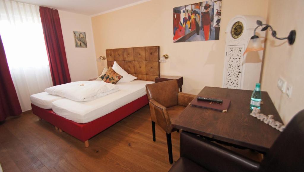 Postel nebo postele na pokoji v ubytování UNO Hotel Chapeau Noir - Free Parking