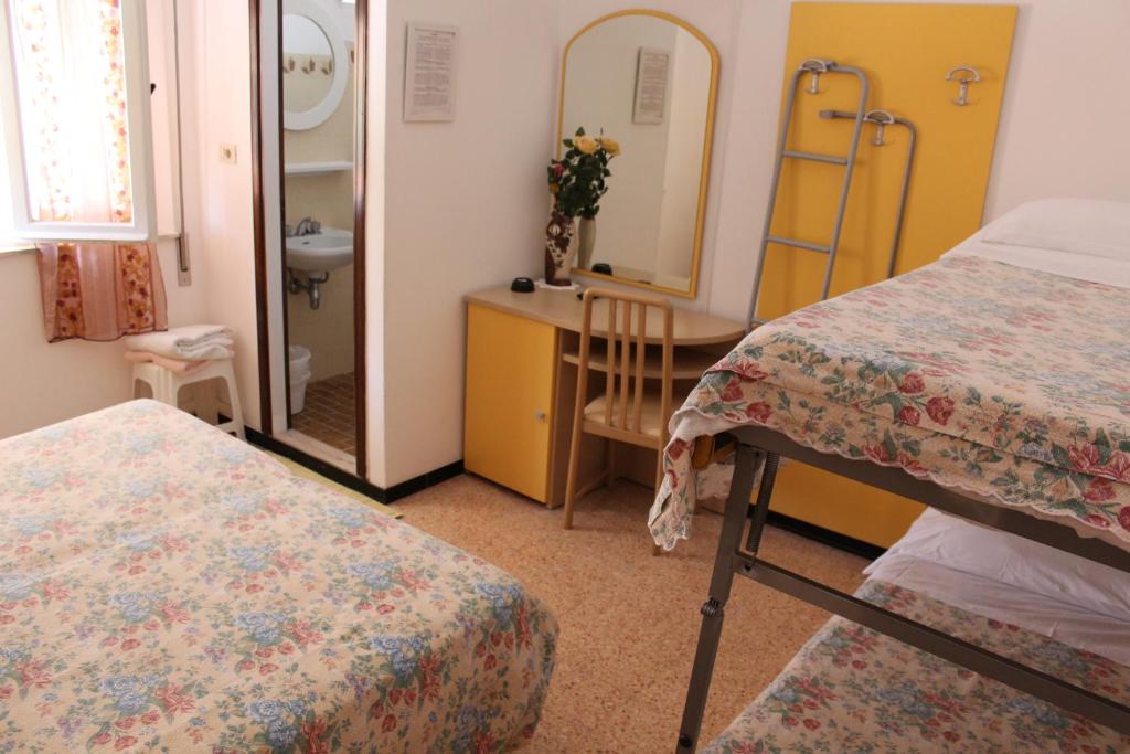 Postel nebo postele na pokoji v ubytování Pensione Fiorella Rimini