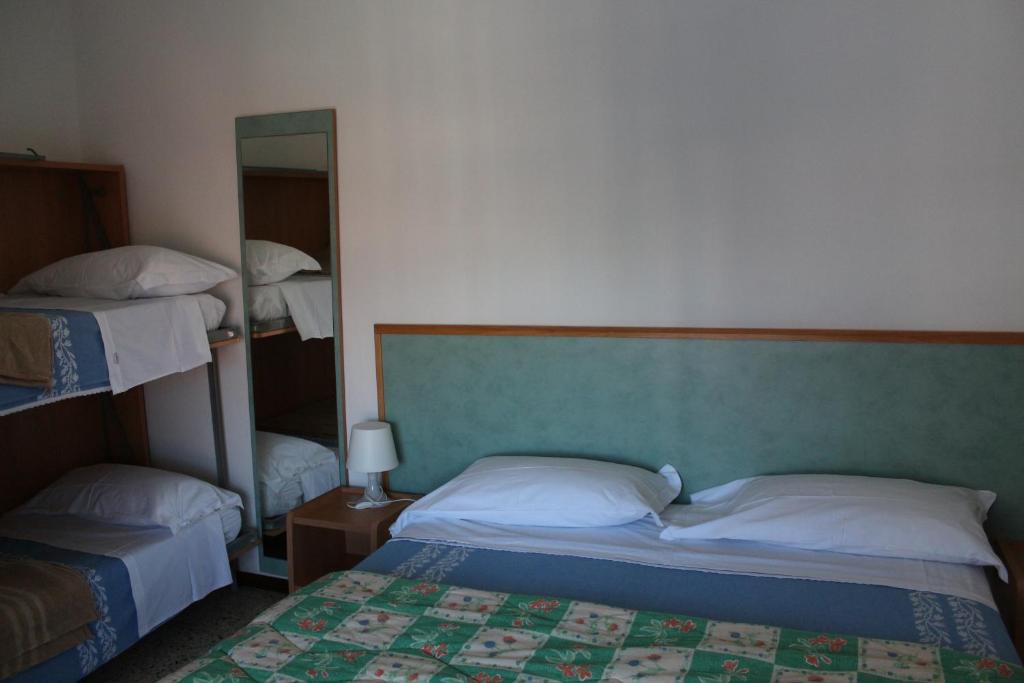Postel nebo postele na pokoji v ubytování Pensione Fiorella Rimini