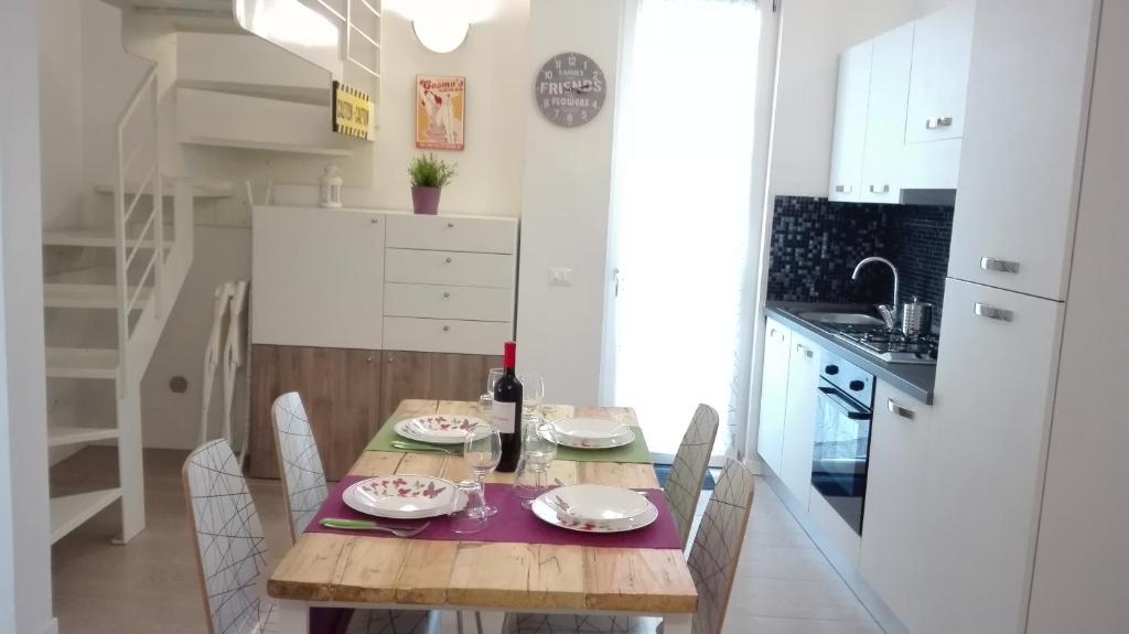 Il comprend une petite cuisine avec une table et des chaises en bois. dans l'établissement Rori Apartment, à Florence