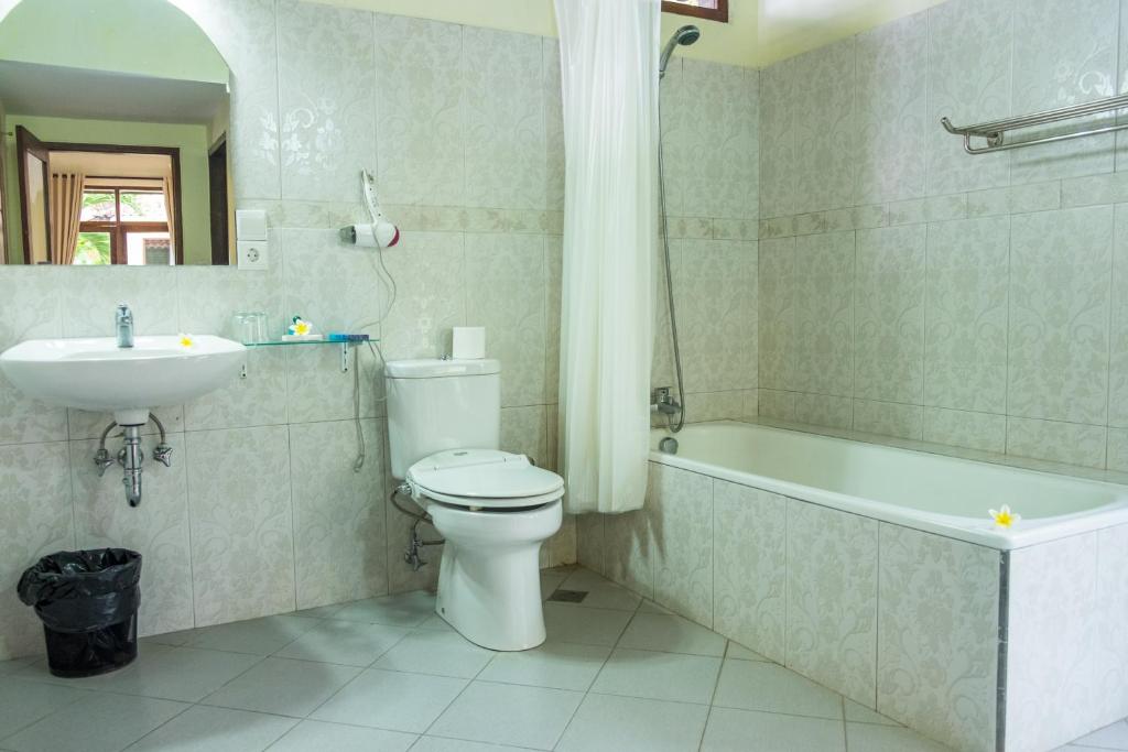Koupelna v ubytování Taman Surgawi Resort & Spa