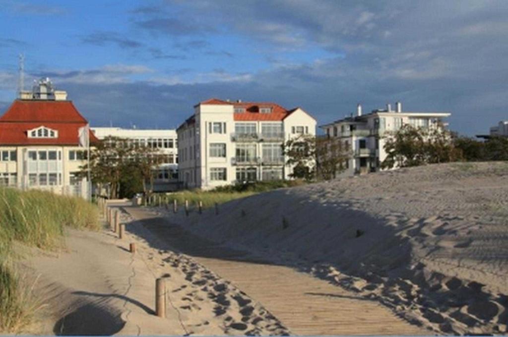 een uitzicht op een strand met gebouwen op de achtergrond bij RN_Ferienwohnungsvermietung _ Obje in Warnemünde