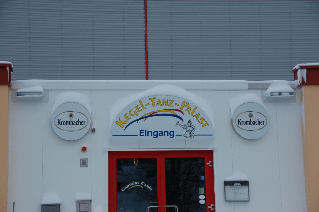 un edificio blanco con un cartel para una fiesta rave musical en Kegel Tanz Palast Winterberg en Winterberg