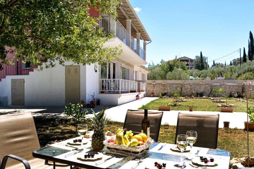 Ágios ProkópiosにあるAlexandras Forest Viewのフルーツバスケットとワイングラスを用意したテーブル