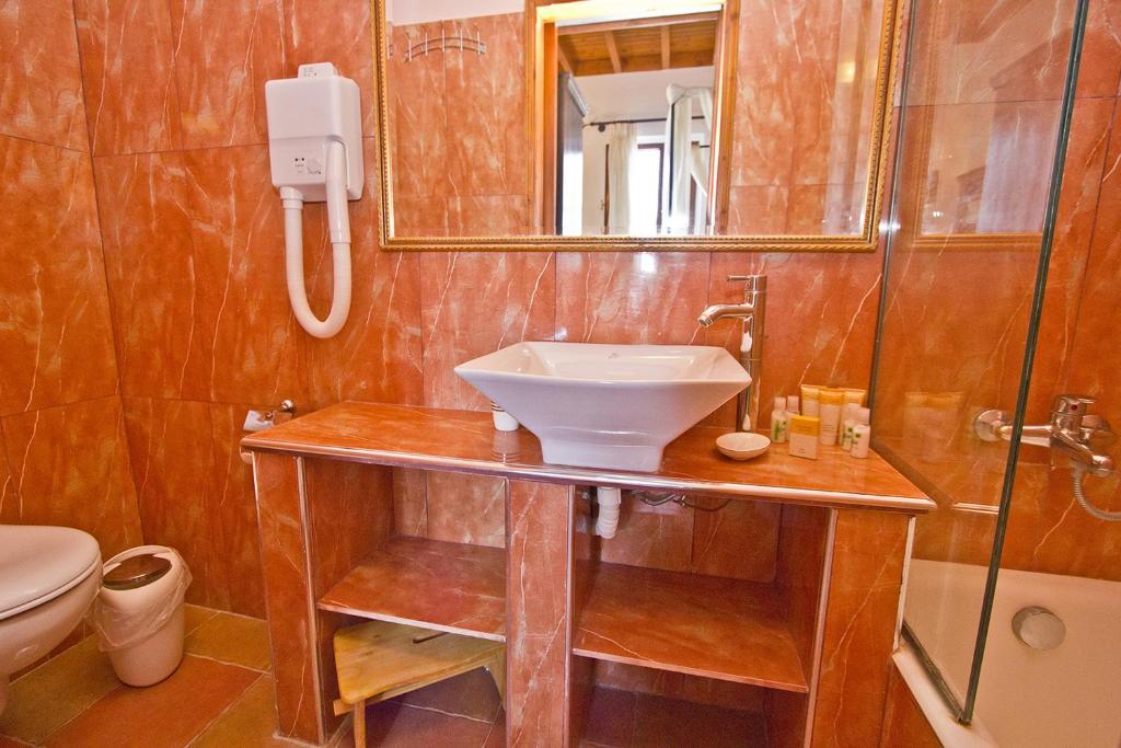Koupelna v ubytování Camelot Traditional & Classic Hotel