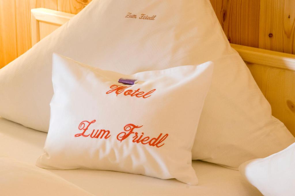Postel nebo postele na pokoji v ubytování Hotel zum Friedl