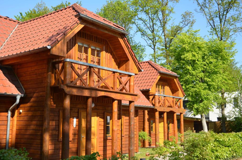 a wooden house with a gambrel roof at Strandschlösschen Sellin - Haushälfte 2 in Ostseebad Sellin