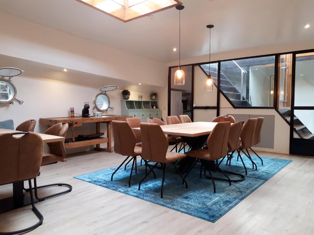 a dining room with a table and chairs at Rooms on Water in Rotterdam