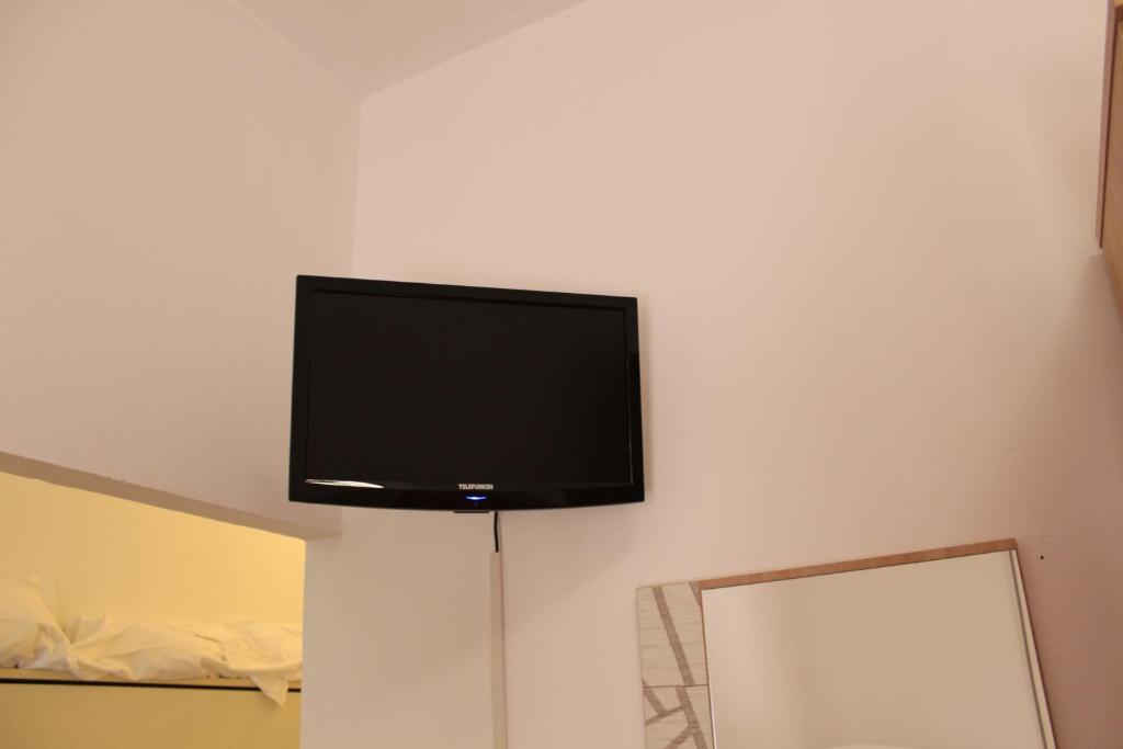 TV a/nebo společenská místnost v ubytování Pensione Fiorella Rimini