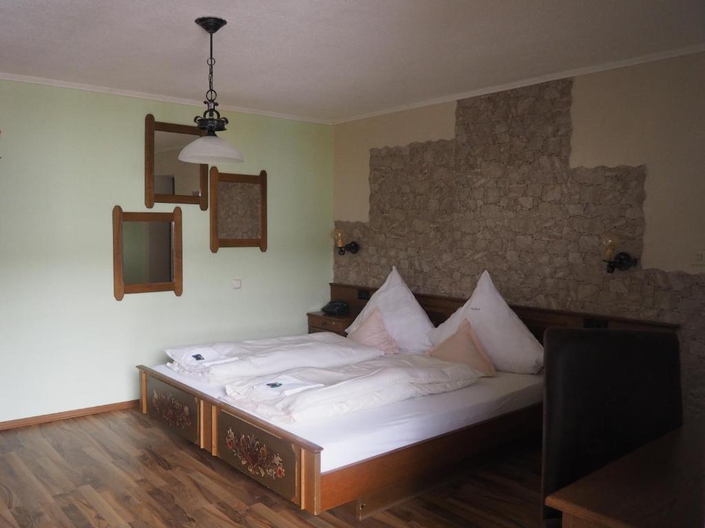 Postel nebo postele na pokoji v ubytování Hotel zum Friedl