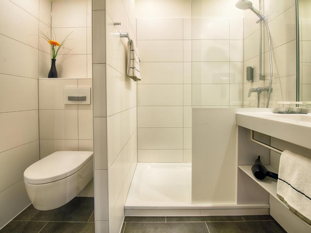 Ein Badezimmer in der Unterkunft LOGINN Hotel Leipzig