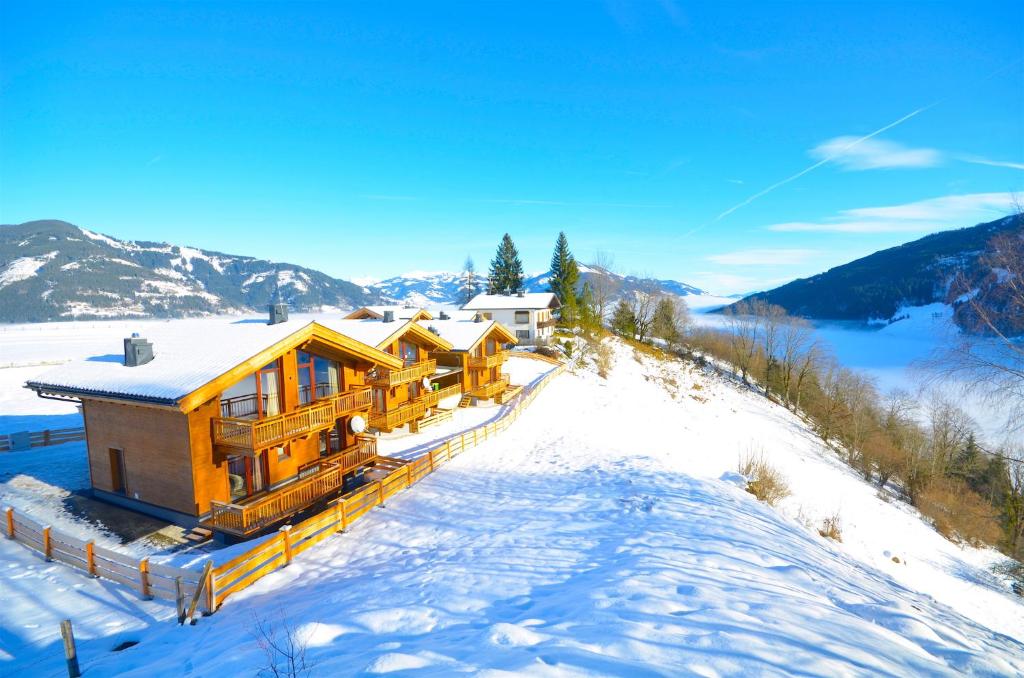 Cabaña de madera en la nieve con vistas en Ski-in Ski-out Chalet Maiskogel 13B - by Alpen Apartments en Kaprun