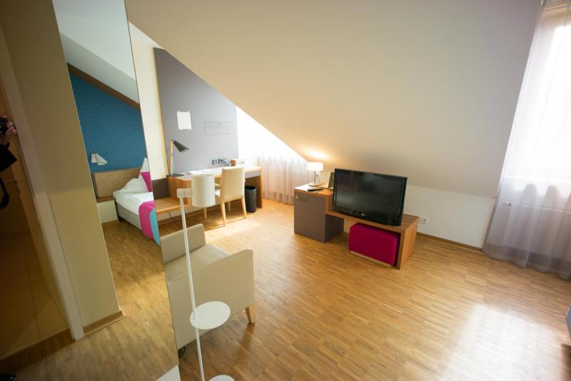 TV a/nebo společenská místnost v ubytování Hotel Gude