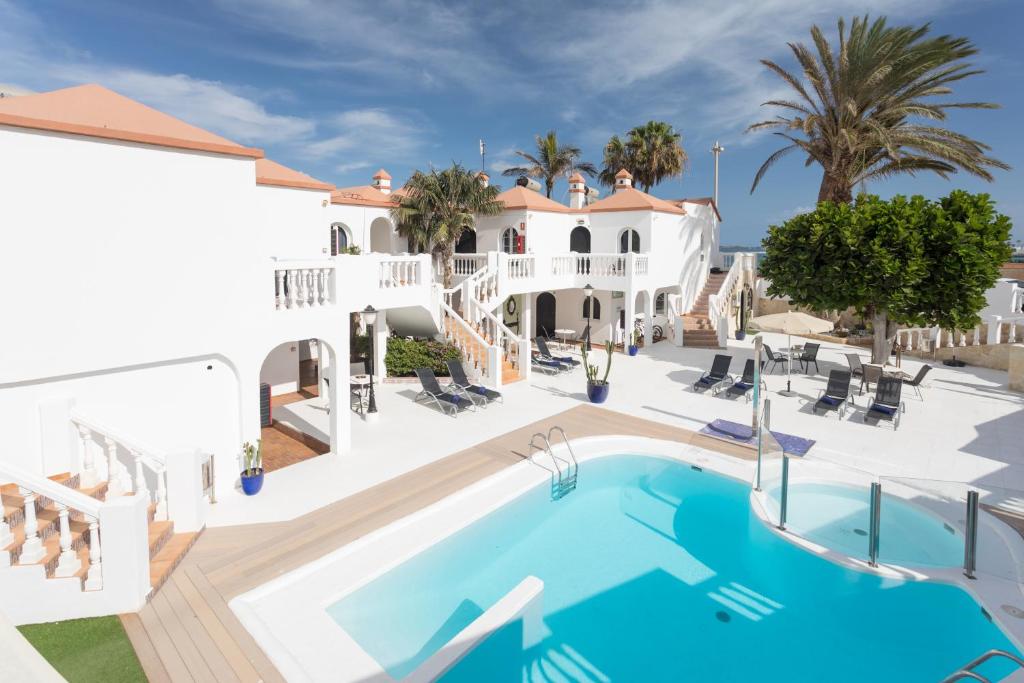 una imagen de una villa con piscina en Galera Beach Apartamentos en Corralejo