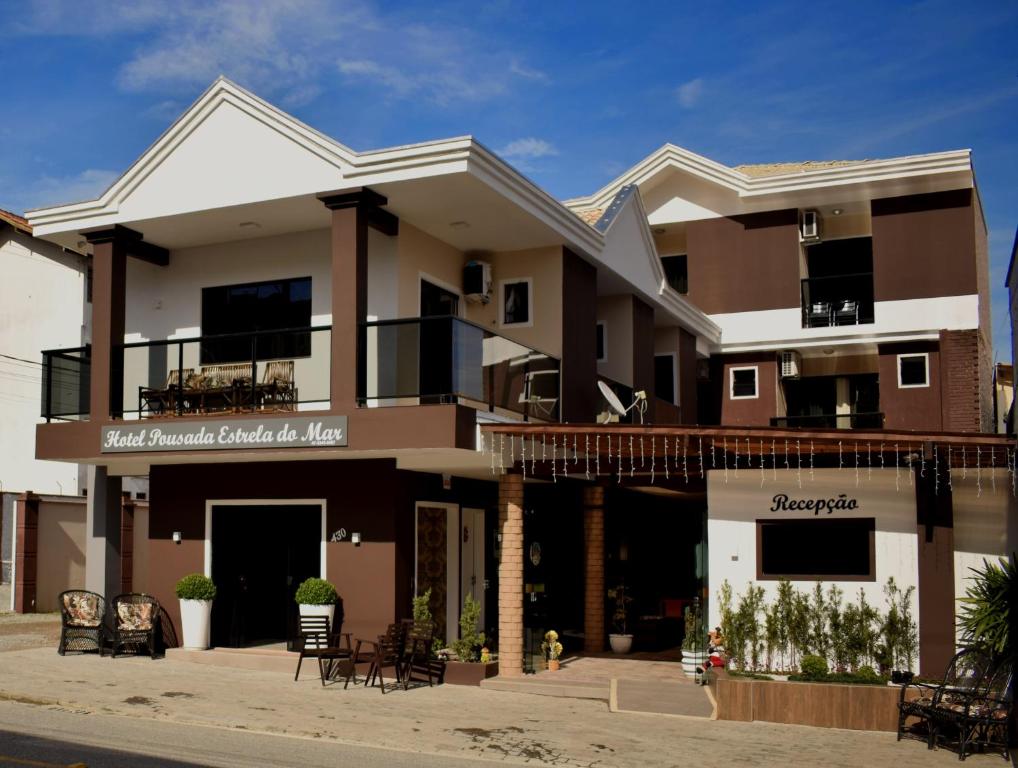 un edificio en una calle con un edificio en Hotel Estrela do Mar, en Penha