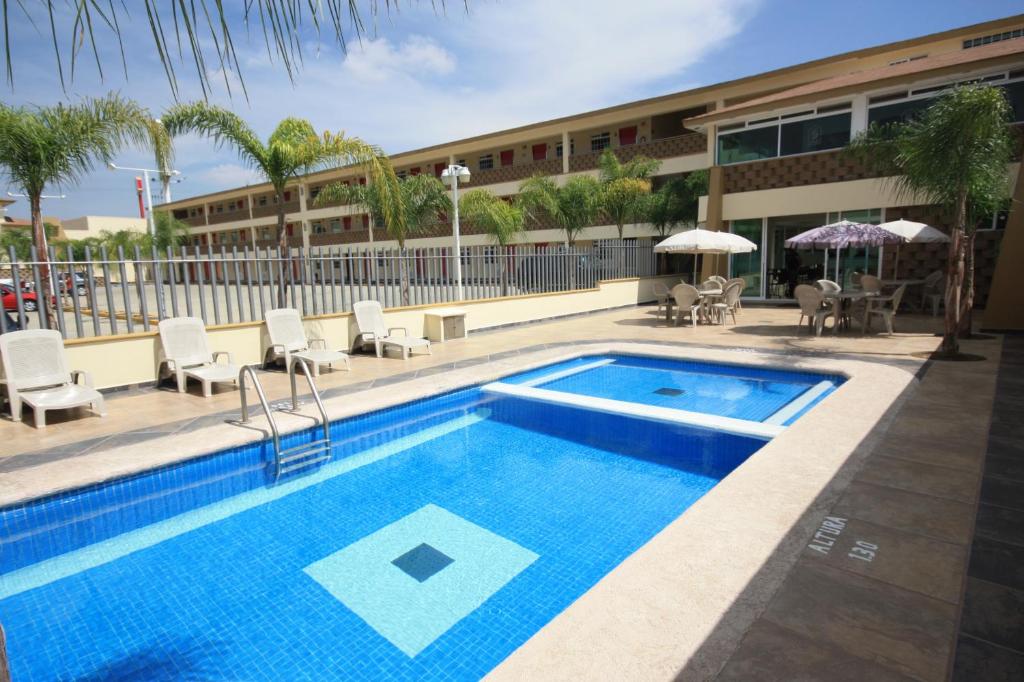 a swimming pool in front of a hotel at Hotel 5 inn in Silao