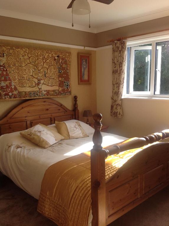 バセンスウェイトにあるSouth View Bassenthwaite Bed and Breakfastのベッドルーム1室(木枠の大型ベッド1台付)
